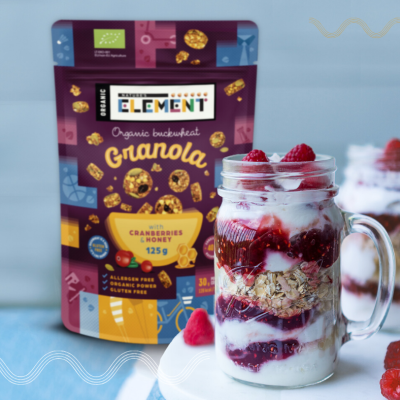 Ekologiška grikių granola su medumi ir spanguolėmis