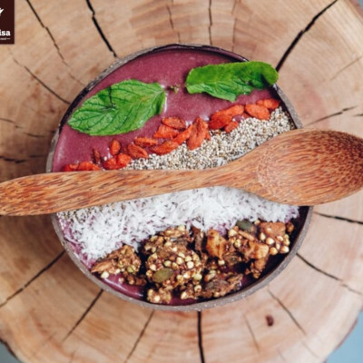 Ekologiška grikių granola su brokoliais ir svarainiais