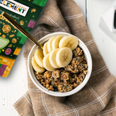 Ekologiška grikių granola su brokoliais ir svarainiais